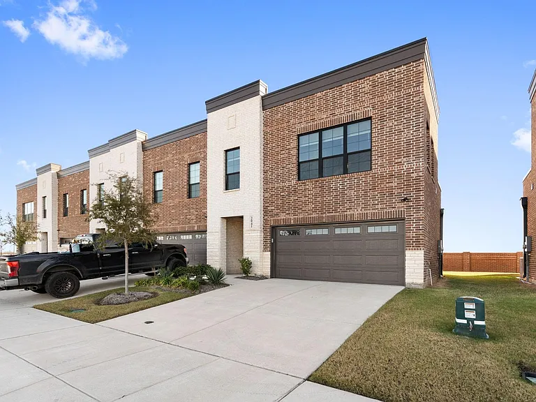 2041 Layla Dr — Photo 2