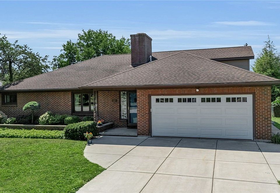 1st image of 55 Lake Ledge Dr
