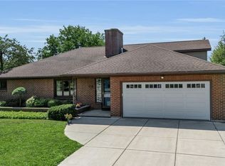 55 Lake Ledge Dr, Williamsville, NY 14221