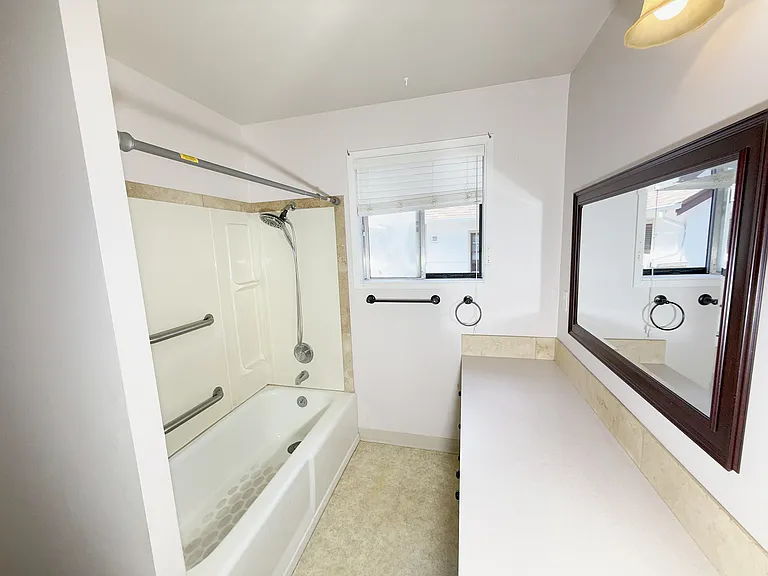 2820 NE Oregon St #1 — Photo 4