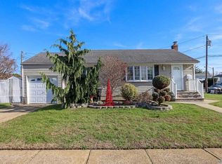 11 Emily St, Massapequa, NY 11758
