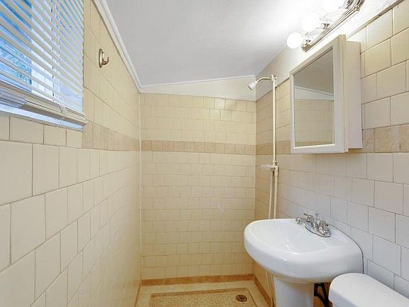 4th image of 812 Pennsylvania Ave APT 1