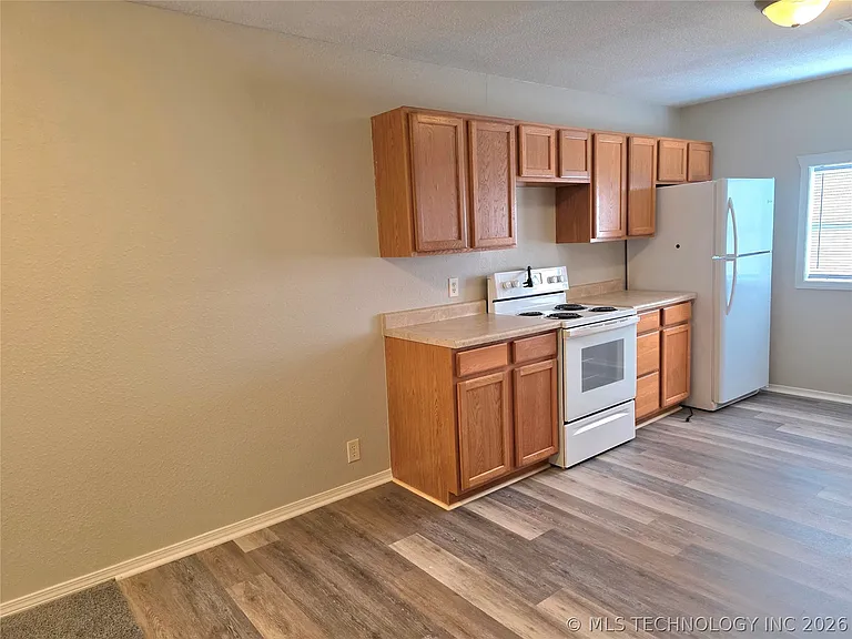 942 N Ross Ave — Photo 4