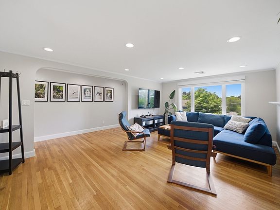 5th image of 18 Travis Dr