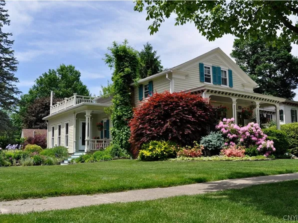 27 Leitch Ave, Skaneateles, NY 13152