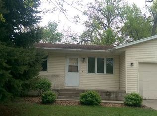 605 Roberts St SW, Hutchinson, MN 55350