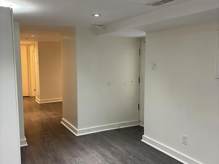 16 Montrose Ave #BASEMENT — Photo 6
