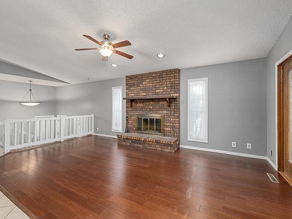 3rd image of 1441 N Lark Ln
