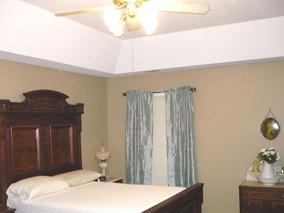 Master Suite with private bath-Huge Walk-in closet, jetted tub &Oversized shwr
