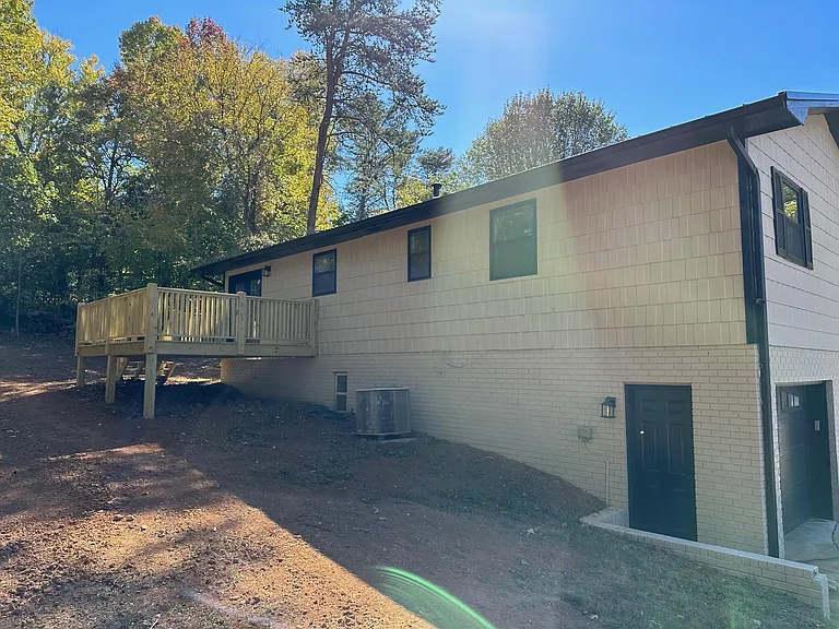 2424 Southview Dr — Photo 13