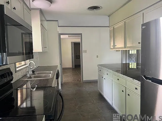 5 bed, 2514 sqft, $2,495 — Photo 2