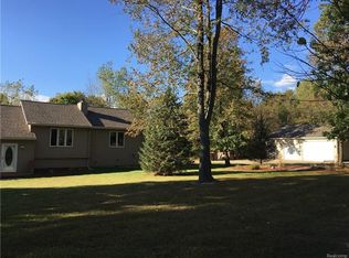 11010 Rustic Ridge Ln, Fenton, MI 48430