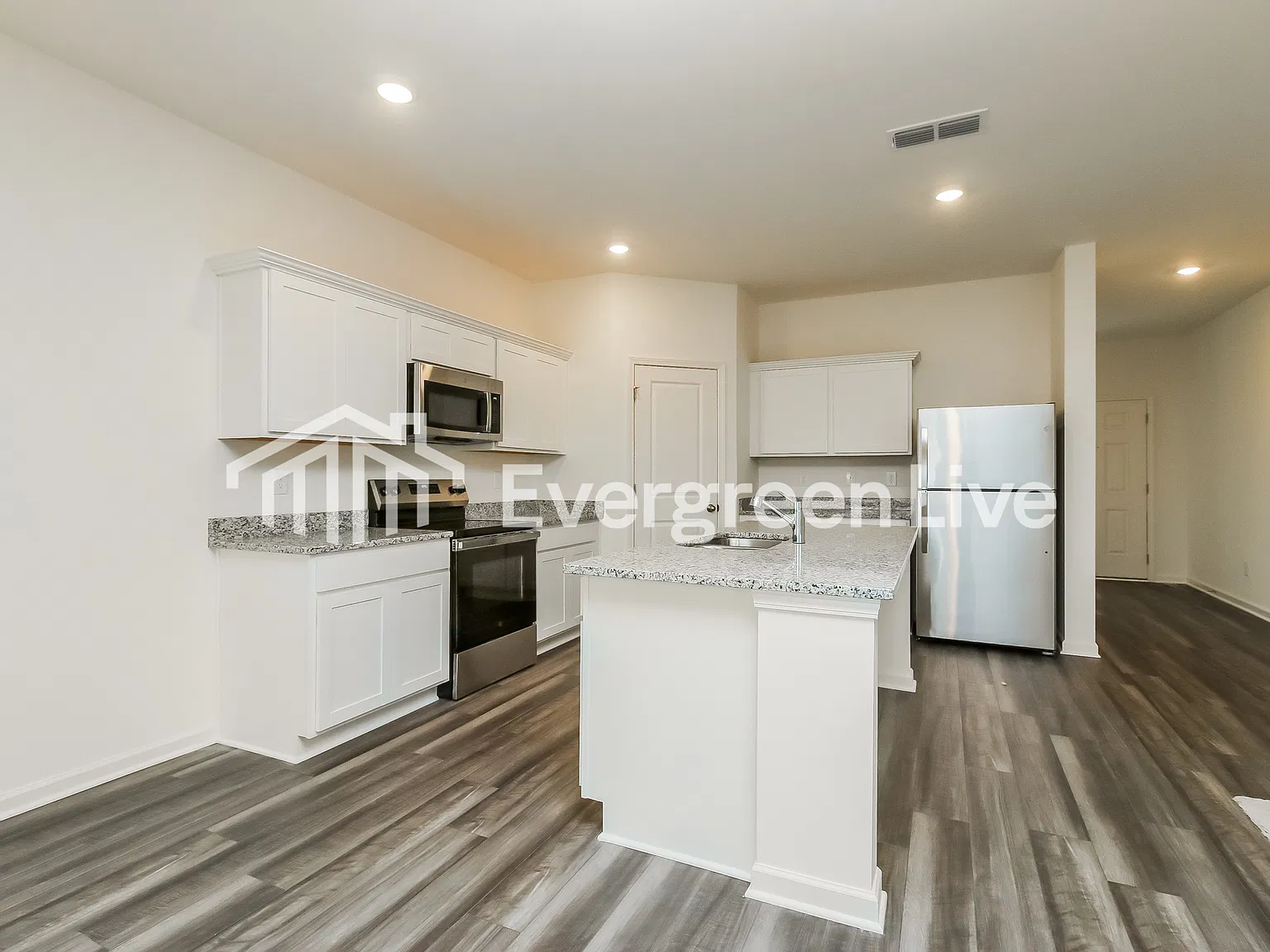 4 bed, 2.0 bath, 2401 sqft, $1,720 — Photo 4