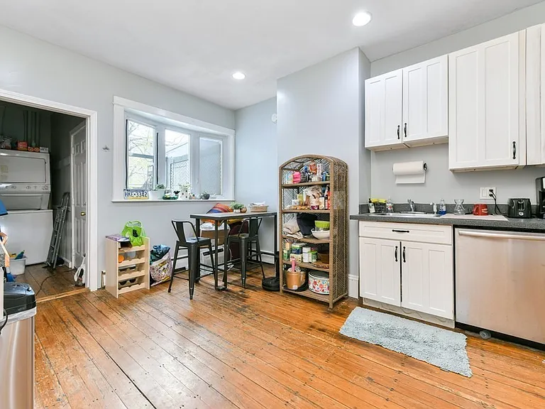 748 E 3rd St #1 — Photo 6