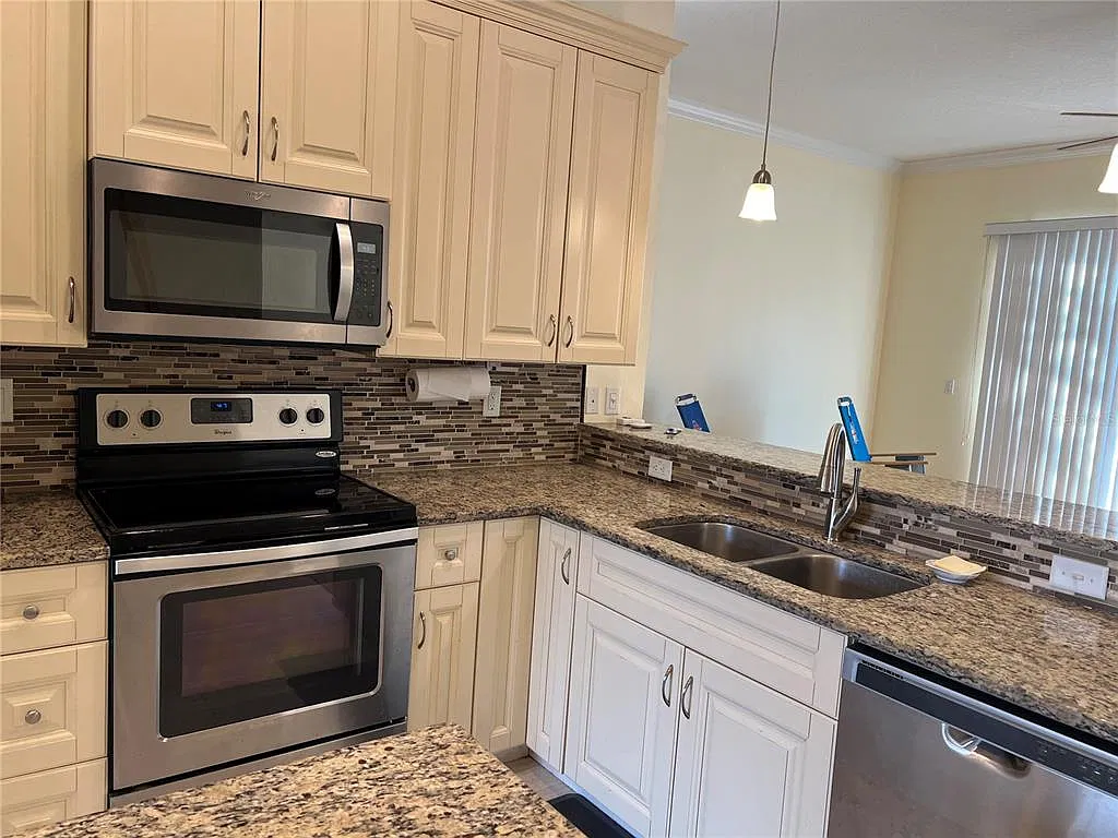 3 bed, 2.0 bath, 1618 sqft, $2,875 — Photo 4