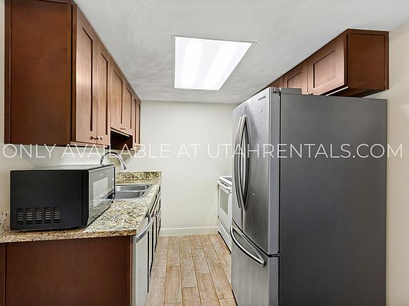 5th image of 220 W Foxbridge Dr