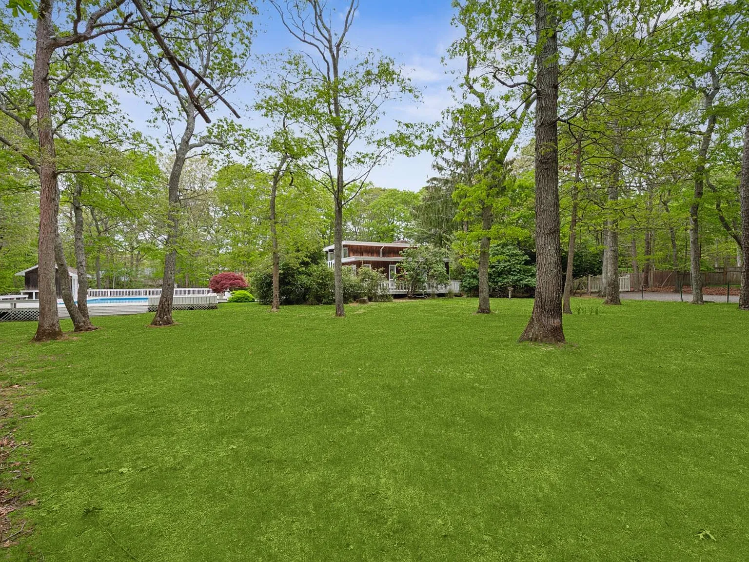 East Hampton Close To Villages — Photo 4