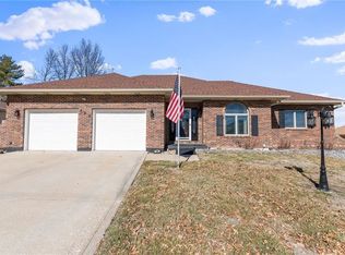 305 E 14th Ter, Cameron, MO 64429