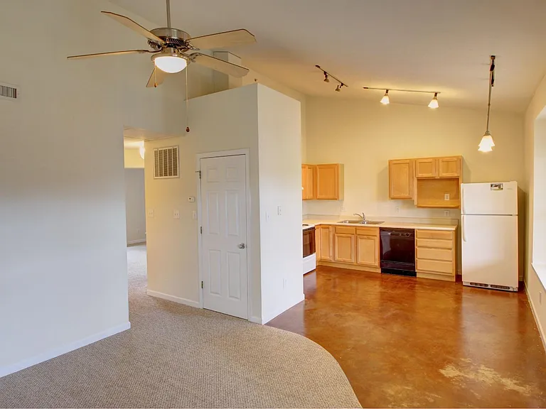 Scholar's Quad Collegiate Apartments — Photo 22