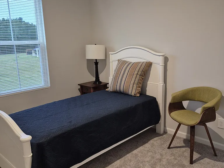 Bedroom with twin bed