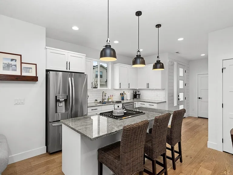 114 E Demming Ln — Photo 3