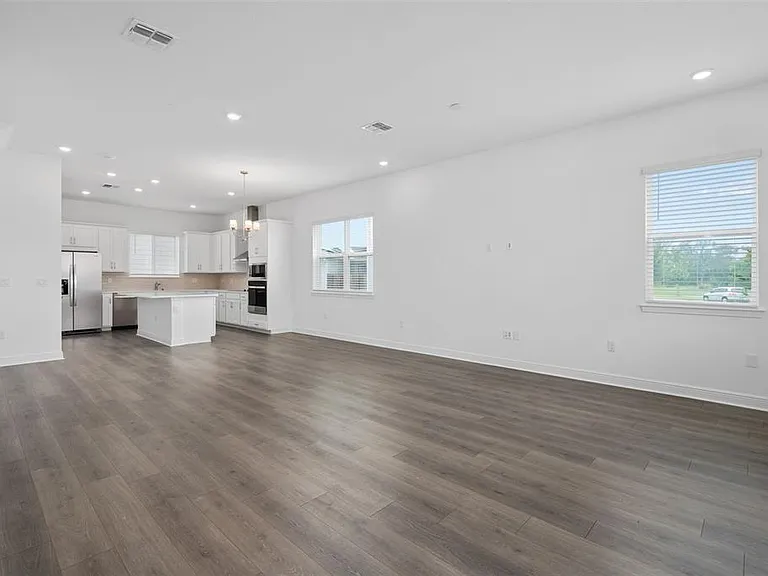 6573 Quest St — Photo 2