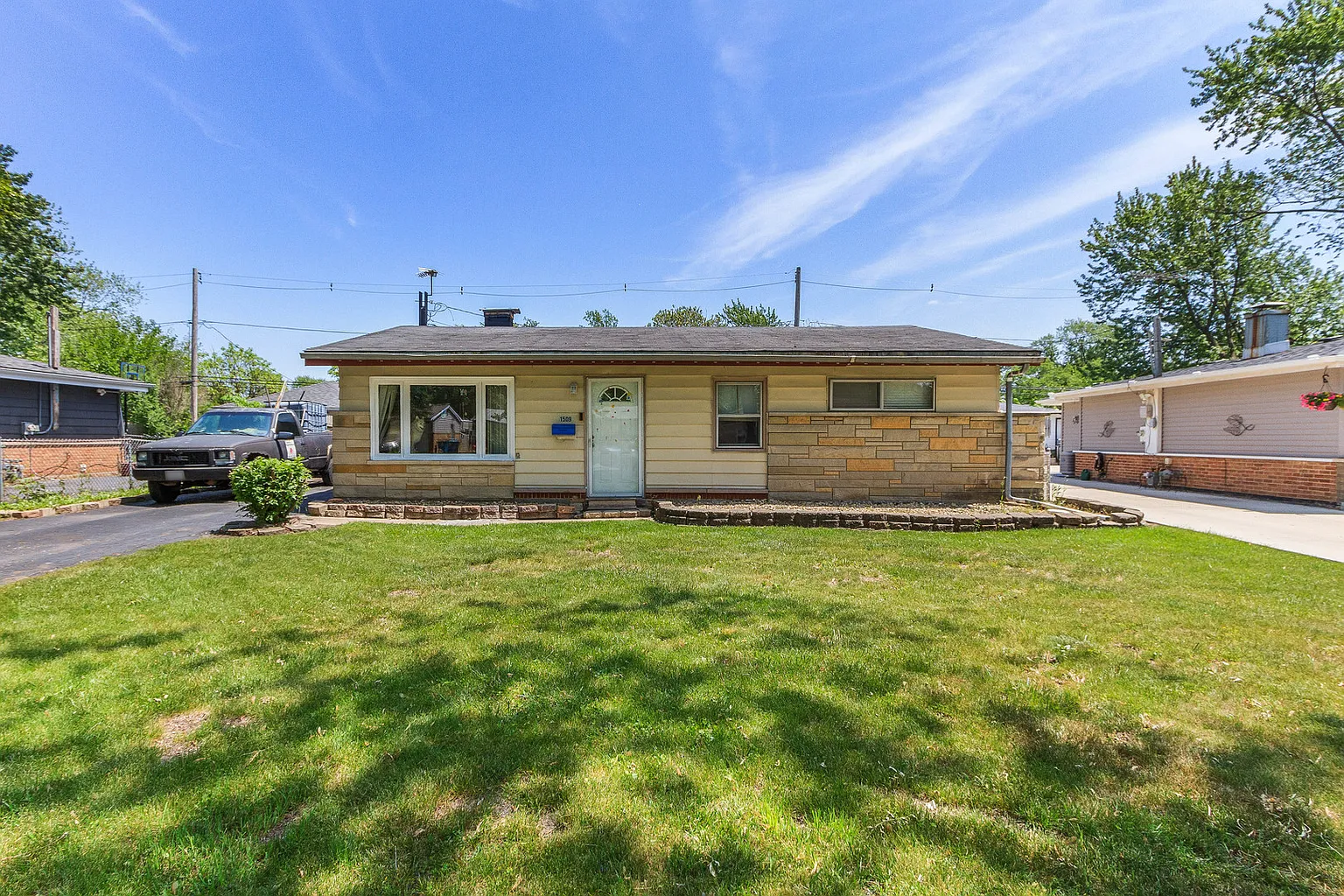 1509 Lincoln Pl photo 1