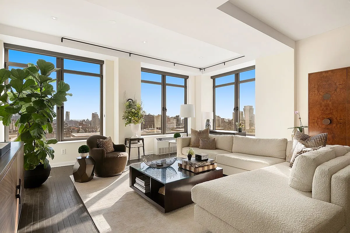 252 7th Ave APT 17B photo 1