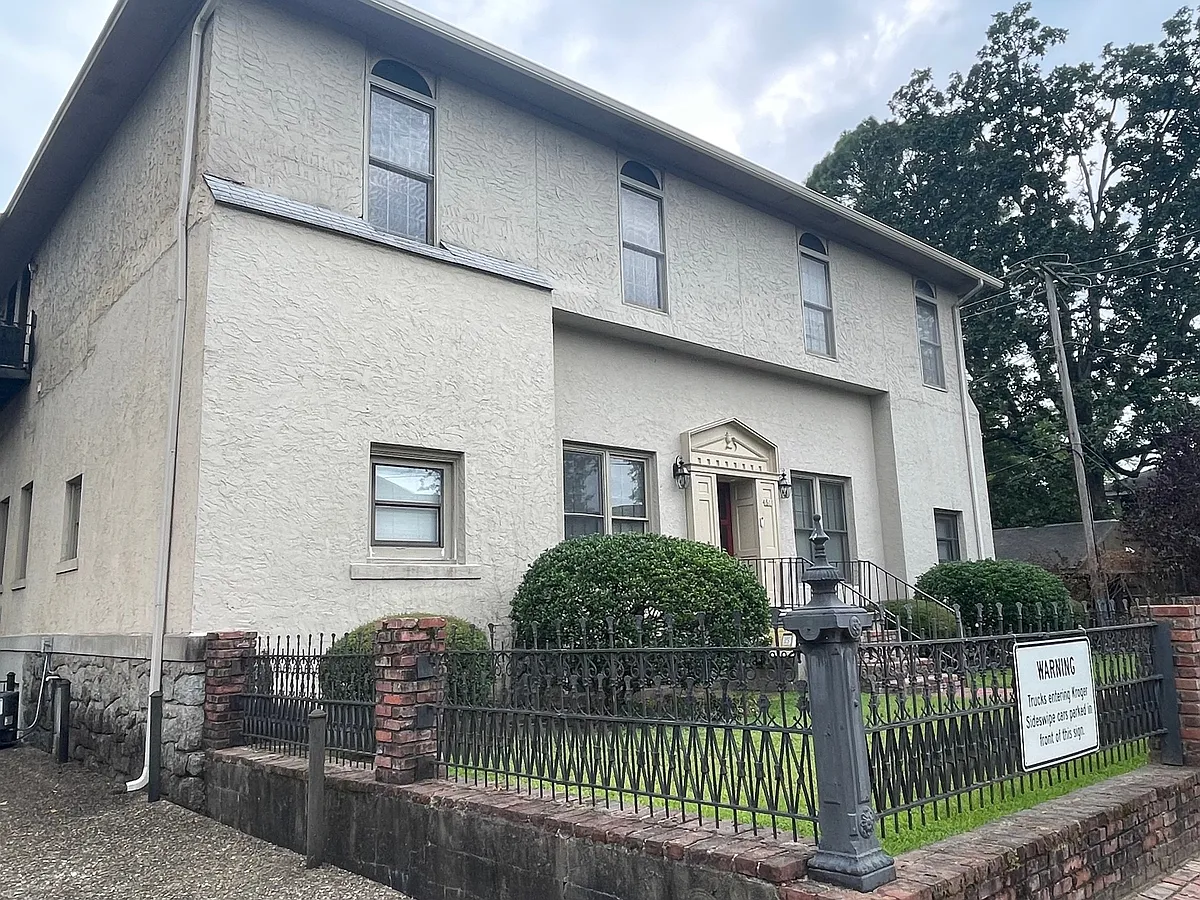 Building Photo - 4611 Woodlawn Dr