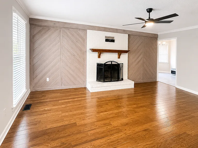 233 Conrad Cir — Photo 2