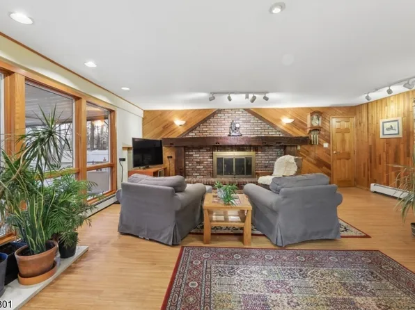 70 Walnut St, Oakland Boro, NJ 07436