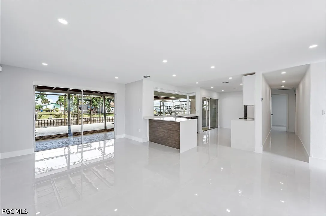 3 bed, 2.0 bath, 1648 sqft, $3,300 — Photo 4