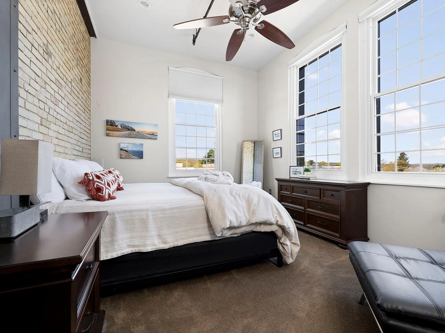 2 bed, 1100 sqft, $2,200 — Photo 2