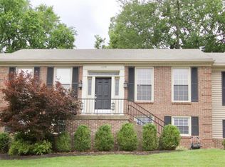 2304 Phoenix Hill Dr, Indian Hills, KY 40207