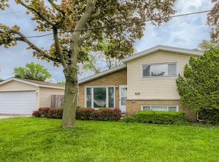 1221 Stoneham St, Bensenville, IL 60106