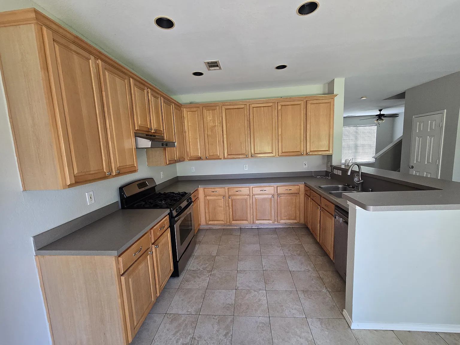 4 bed, 2.5 bath, 2770 sqft, $2,300 — Photo 4