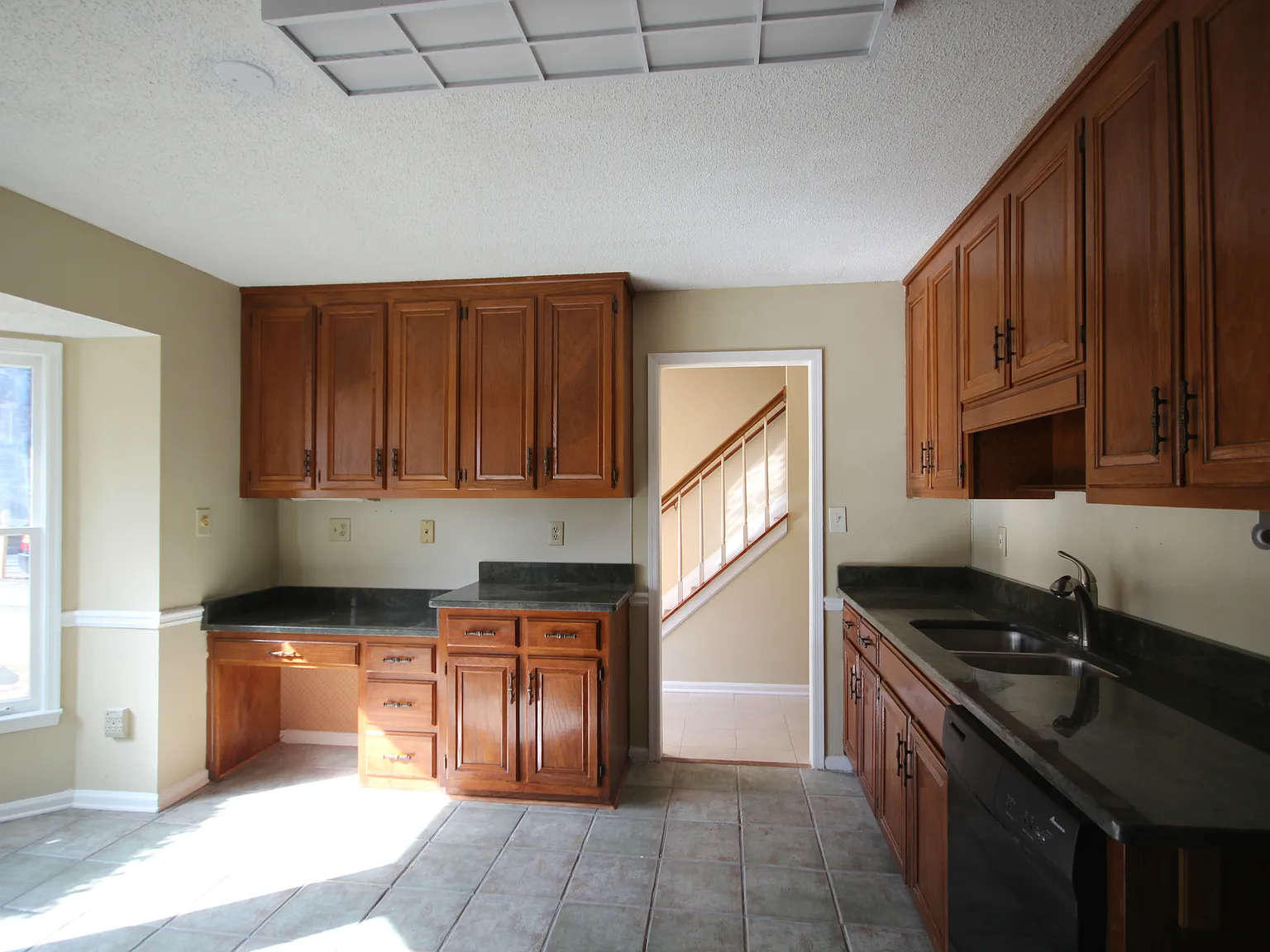 3 bed, 3.5 bath, 2480 sqft, $2,195 — Photo 2