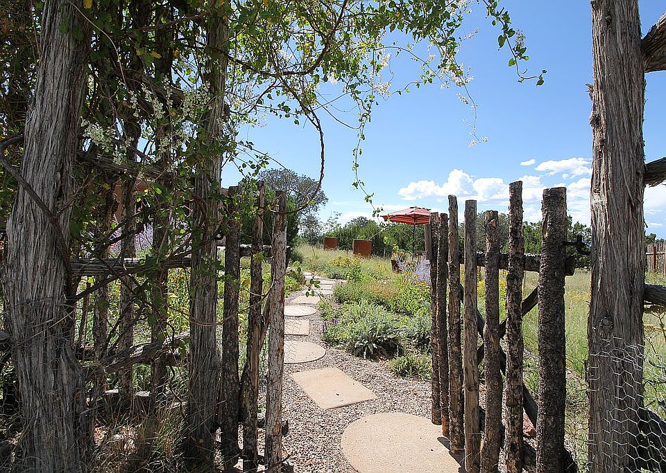 Gate to front yard