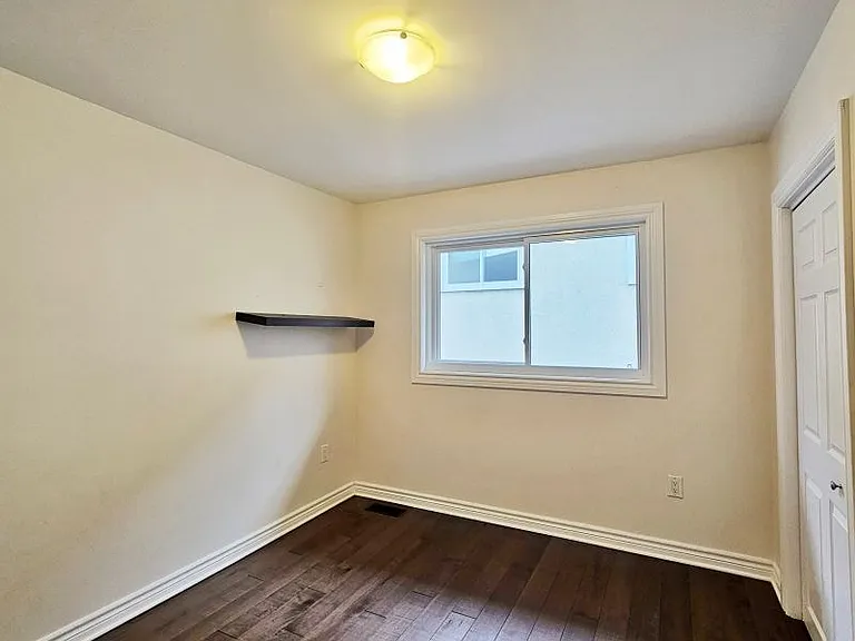 2700 Howe St — Photo 13
