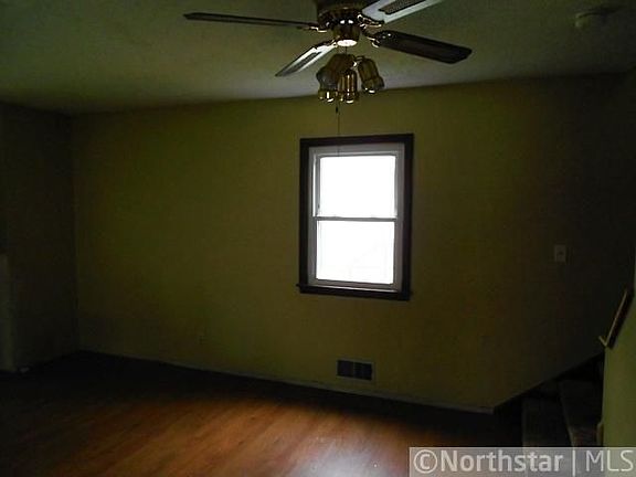 4th image of 77 Hoyt Ave W