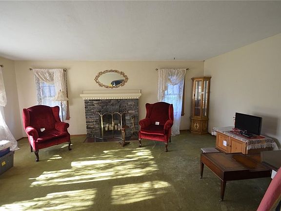 5th image of 304 Barton Cir