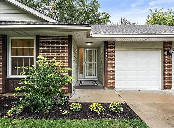 2nd image of 9908 Oakridge Dr