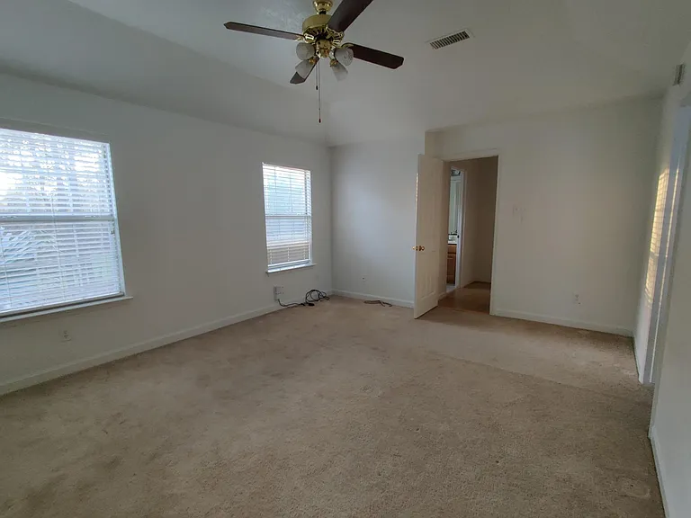101 Yewleaf Dr — Photo 3
