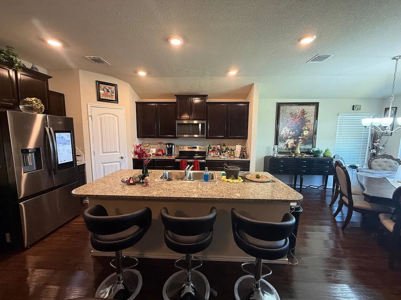 4 bed, 2.5 bath, 1953 sqft, $1,999 — Photo 3