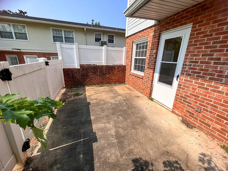 4746 Champion Ct — Photo 8
