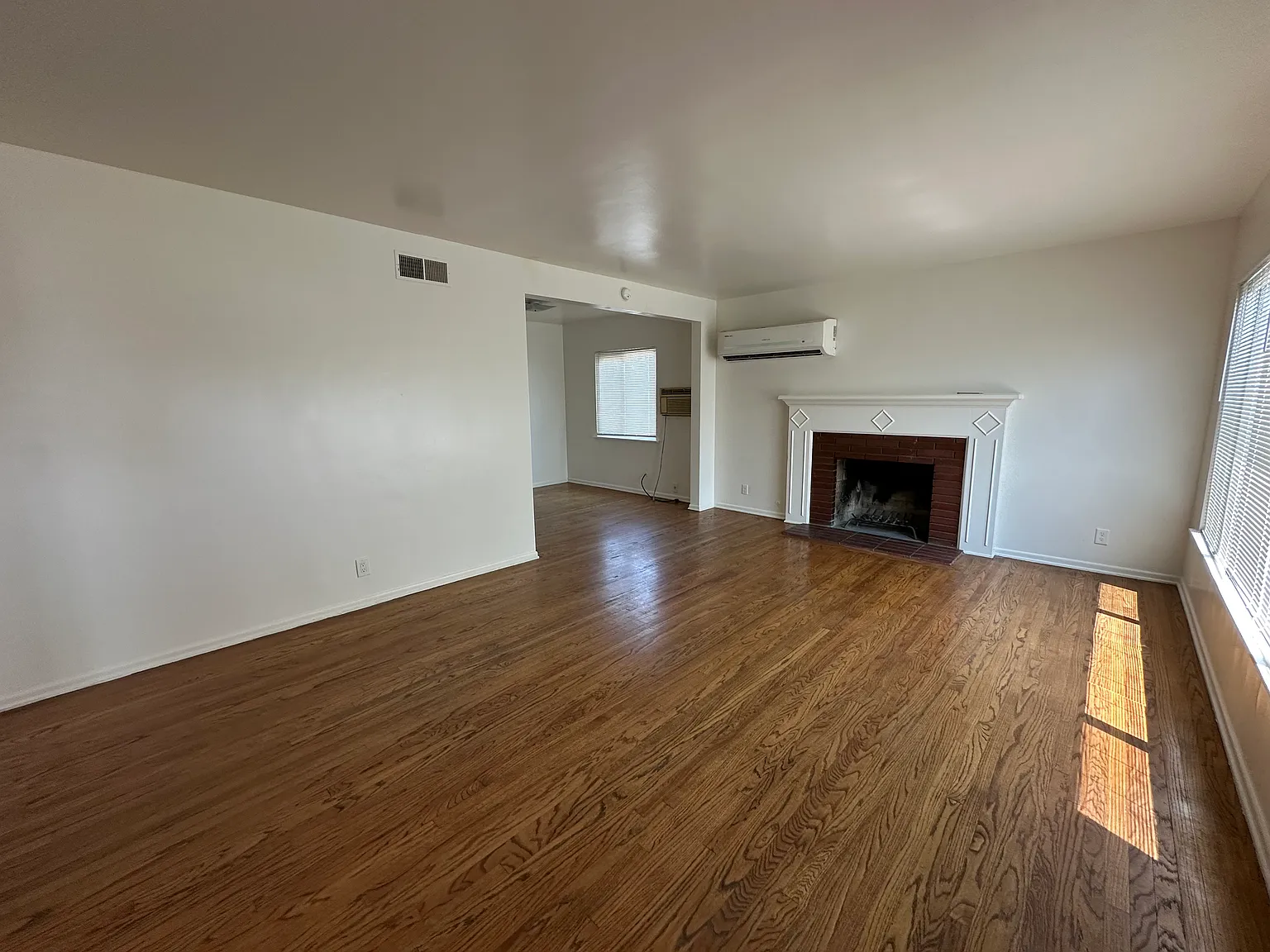 3 bed, 1.5 bath, 1200 sqft, $3,000 — Photo 2