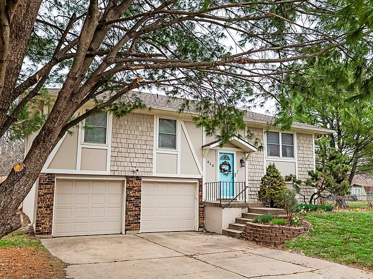 413 SE Lana Ct — Photo 2