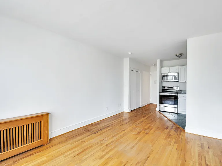 655 2nd Ave #2A — Photo 3