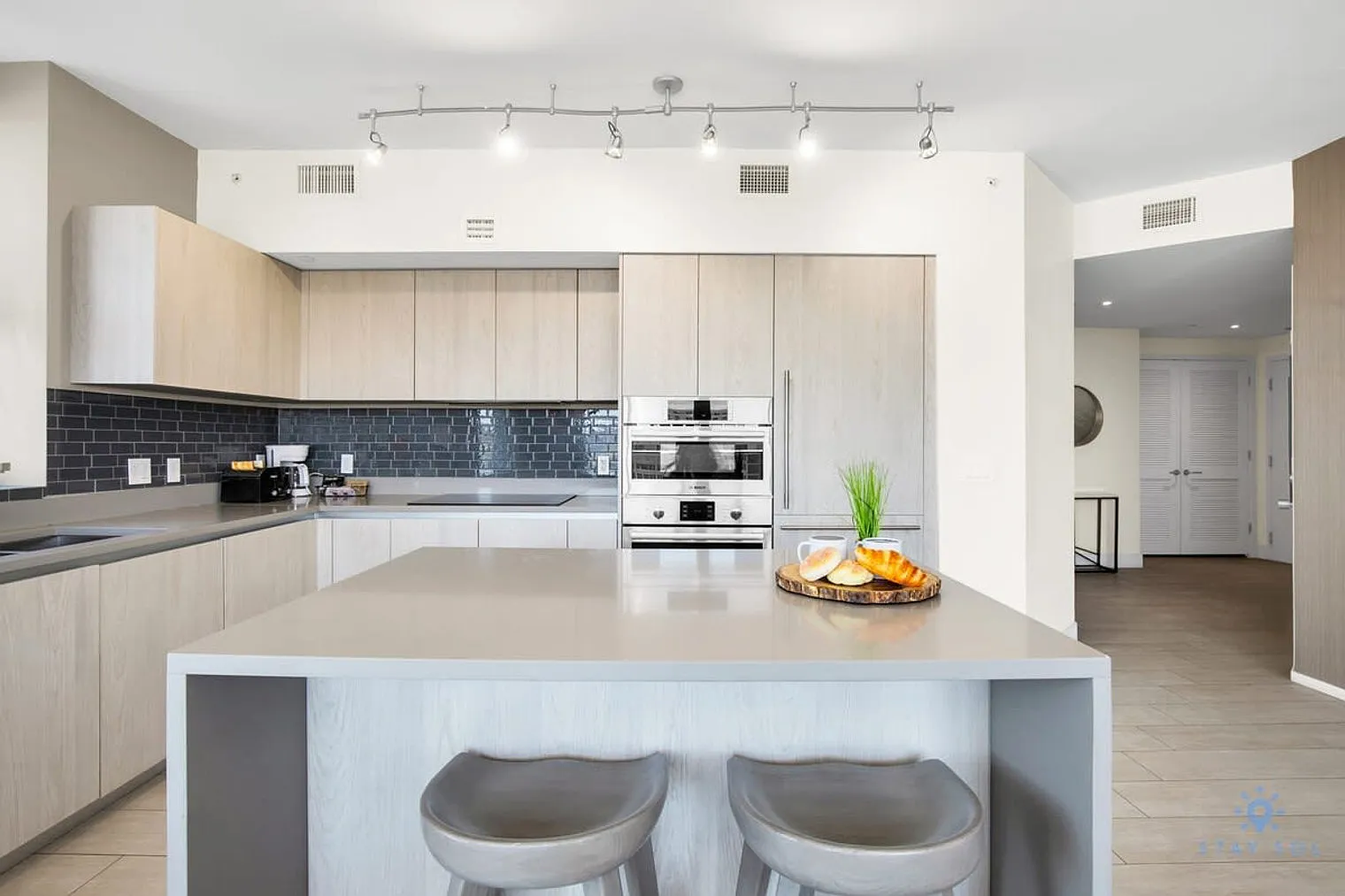 3 bed, 2.0 bath, 1216 sqft, $6,743 — Photo 3