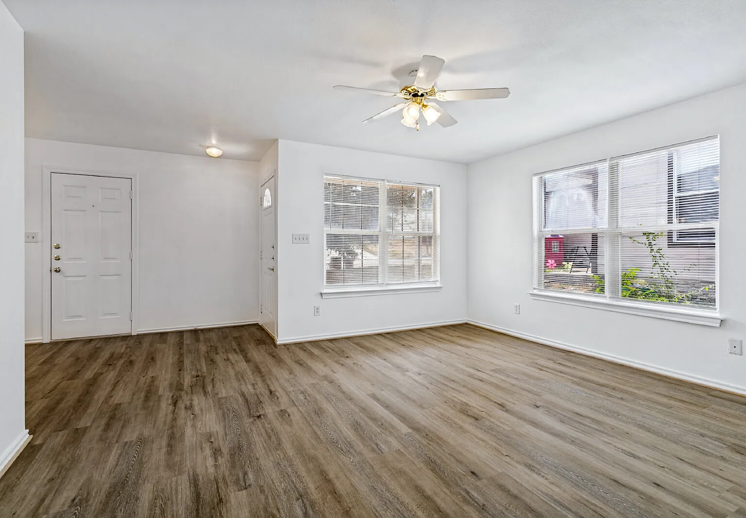 3 bed, 2.0 bath, 1114 sqft, $1,500 — Photo 2